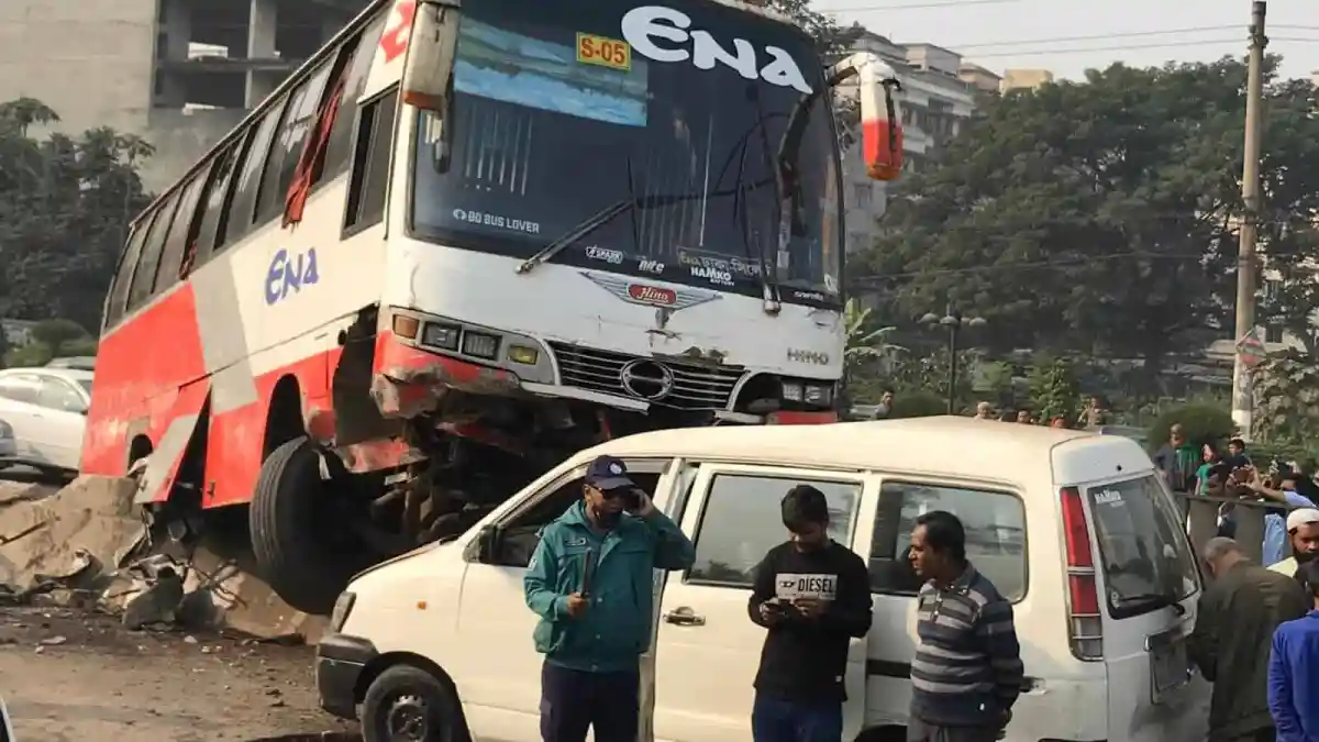 বাস ও মাইক্রোবাসের মধ্যে সংঘর্ষের ছবি, দুর্ঘটনাস্থলে লোকজন. Channel i News - চ্যানেল আই নিউজ