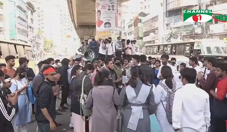 জনগণ সড়কে অবস্থান করে নিরাপদ সড়ক আন্দোলনের সমর্থনে. Channel i News - চ্যানেল আই নিউজ