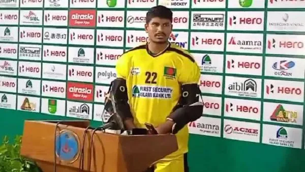 বাংলাদেশি ফুটবল খেলোয়াড়ের ছবি, জার্সিতে নম্বর ২২ সহ. Channel i News - চ্যানেল আই নিউজ
