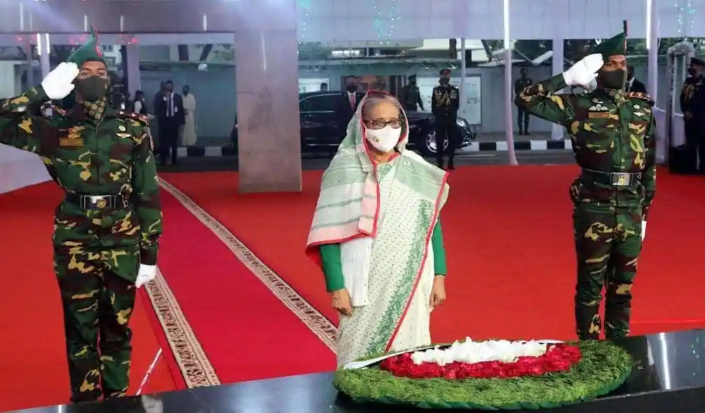 প্রধানমন্ত্রী জাতির পিতার প্রতি শ্রদ্ধা জানাচ্ছেন, সেনা সদস্যরা সালাম দিচ্ছে. Channel i News - চ্যানেল আই নিউজ