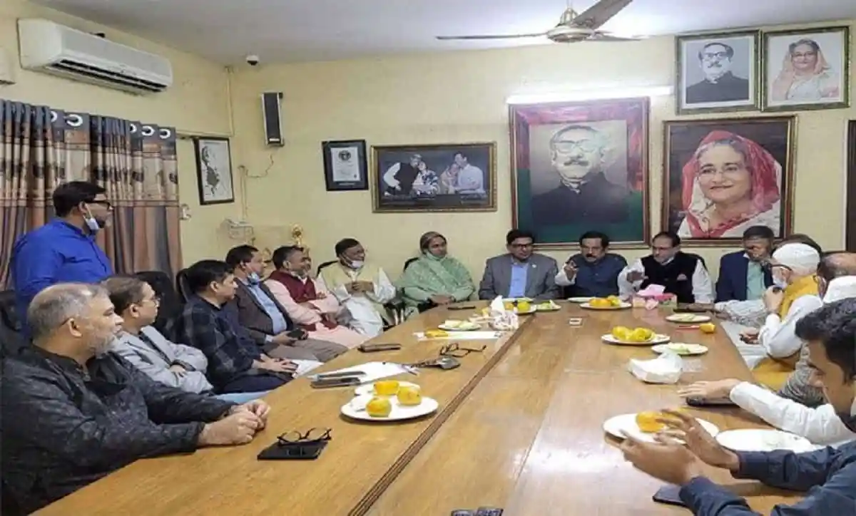 আওয়ামী লীগের নেতারা রাজধানীর একটি কক্ষে আলোচনা সভায় অংশগ্রহণ করছেন. Channel i News - চ্যানেল আই নিউজ