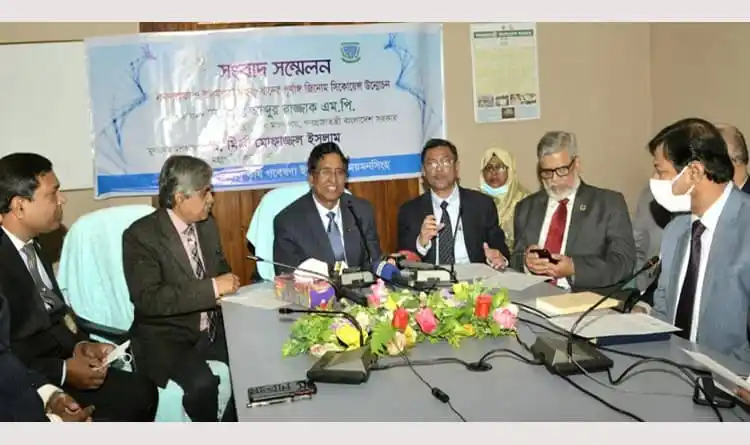 সংবাদ সম্মেলনে উপস্থিত সাংবাদিক ও কর্মকর্তারা. Channel i News - চ্যানেল আই নিউজ