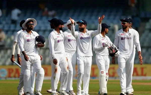 ভারতীয় ক্রিকেটাররা ওয়াংখেড়ের পিচে উল্লাস করছে. Channel i News - চ্যানেল আই নিউজ