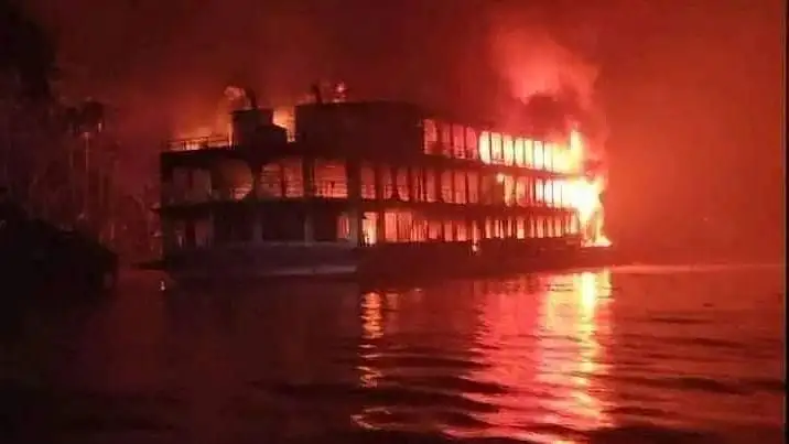 নৌকায় অগ্নিকাণ্ডের দৃশ্য, আগুন ছড়িয়ে পড়ছে. Channel i News - চ্যানেল আই নিউজ
