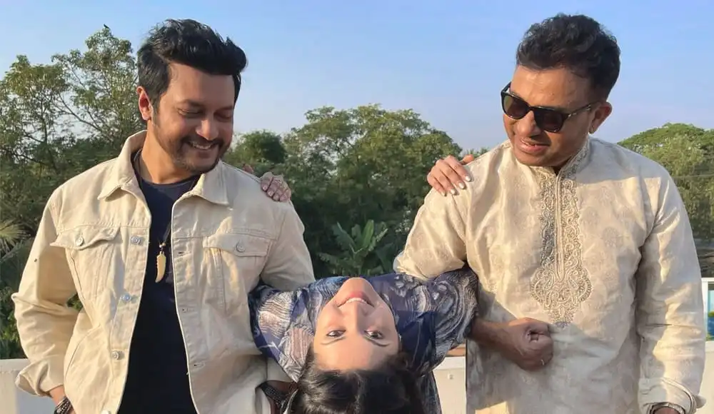 পরীমনি, ইমন ও তায়েবের সঙ্গে হাস্যোজ্জ্বল ছবি. Channel i News - চ্যানেল আই নিউজ