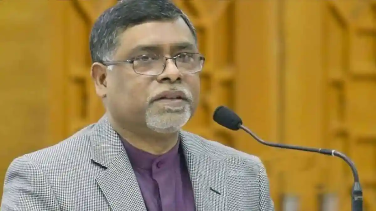 বাংলাদেশের একজন নেতা করোনা টিকা নিয়ে আলোচনা করছেন. Channel i News - চ্যানেল আই নিউজ