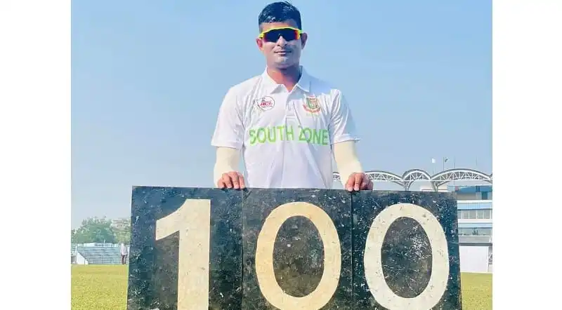 নাসুমের ১০০ উইকেটের স্মারক চিহ্নের পাশে দাঁড়িয়ে ক্রিকেটার. Channel i News - চ্যানেল আই নিউজ