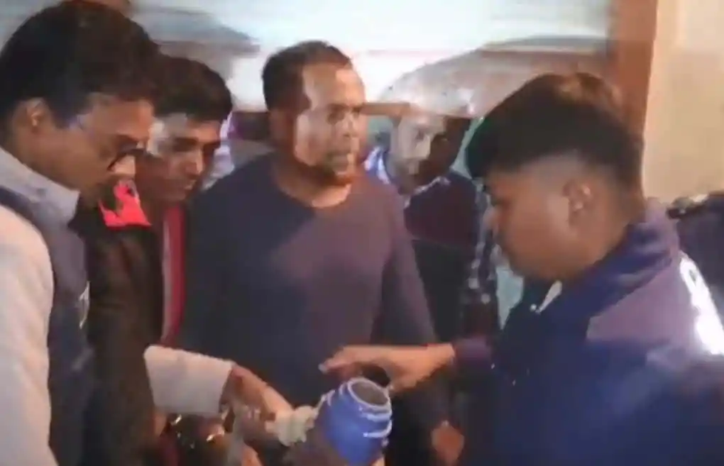 নাটোরে ইউপি চেয়ারম্যান হত্যাচেষ্টার ঘটনায় আটক ২ ব্যক্তি. Channel i News - চ্যানেল আই নিউজ
