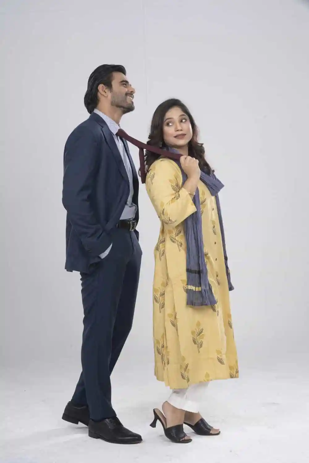 একজন পুরুষ ও একজন মহিলার স্টাইলিশ পোষাক পরা ছবি. Channel i News - চ্যানেল আই নিউজ