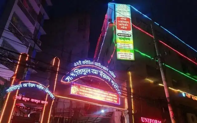 ঢাকার রাস্তায় neon আলো ও বিজ্ঞাপন বোর্ডের দৃশ্য. Channel i News - চ্যানেল আই নিউজ