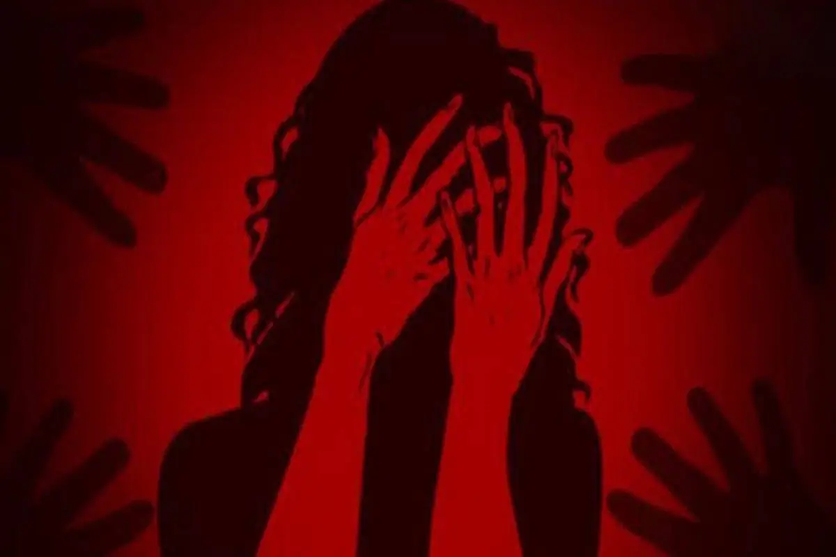 একজন মহিলার মুখ ঢেকে রেখেছেন, চারপাশে হাতের ছায়া. Channel i News - চ্যানেল আই নিউজ