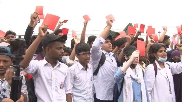 বাংলাদেশের শিক্ষার্থীরা রঙিন পোস্টার ও প্ল্যাকার্ড হাতে আন্দোলন করছে. Channel i News - চ্যানেল আই নিউজ