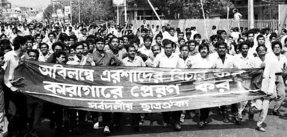 ছাত্র আন্দোলনের জন্য রাস্তায় নেমে আসা ছাত্রদের ছবি. Channel i News - চ্যানেল আই নিউজ