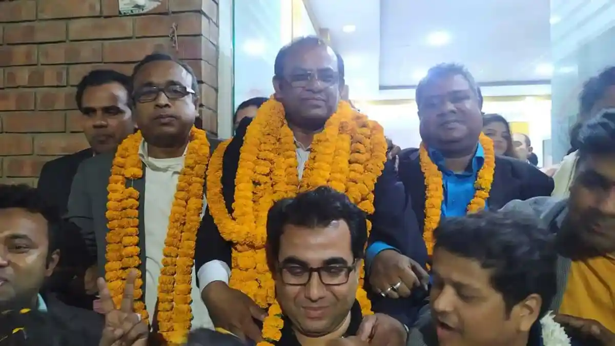 ক্র্যাবের নেতারা ফুলেল মালা পরিহিত অবস্থায়. Channel i News - চ্যানেল আই নিউজ