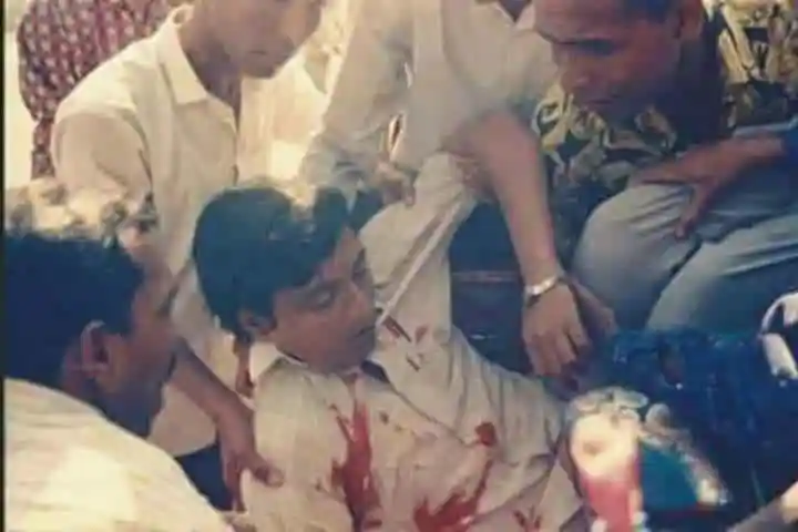 ছাত্র আন্দোলনের সময় আহত ছাত্রের পাশে বন্ধুরা দাঁড়িয়ে আছেন. Channel i News - চ্যানেল আই নিউজ