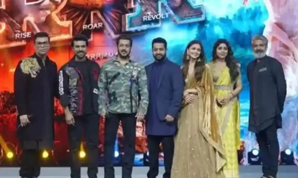 চ্যানেল আই অনলাইন এর সাংবাদিক ও অতিথিরা একসাথে ছবি তুলেছেন. Channel i News - চ্যানেল আই নিউজ