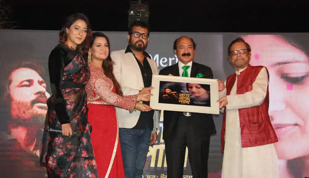 প্রযোজনা দলের সদস্যরা ‘রাত জাগা পাখি’ সিনেমার জন্য পুরস্কার গ্রহণ করছেন. Channel i News - চ্যানেল আই নিউজ