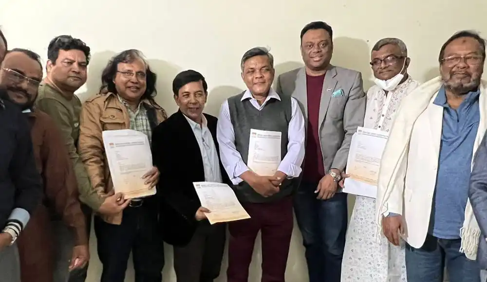 নেতারা সংবাদ সম্মেলনে অংশগ্রহণ করে, কিছু হাতে নথি ধরে. Channel i News - চ্যানেল আই নিউজ