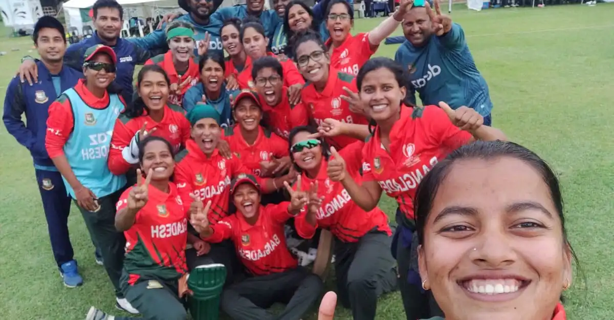 বাংলাদেশ নারী ক্রিকেট দলের খেলোয়াড়রা মাঠে উল্লাসে মেতে উঠেছে. Channel i News - চ্যানেল আই নিউজ