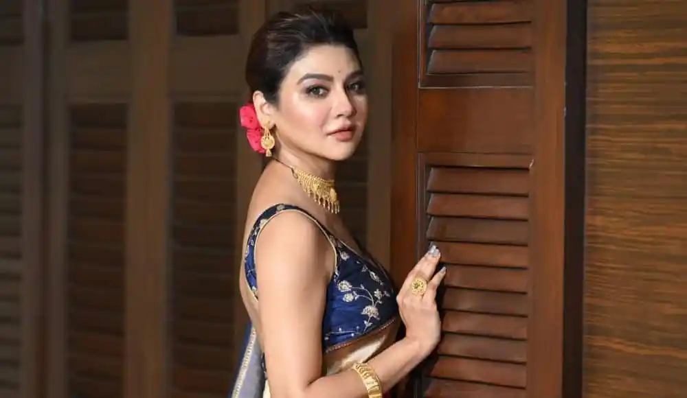 জয়া আহসান বাংলার ঐতিহ্যবাহী পোশাকে, সিনেমার দৃশ্য. Channel i News - চ্যানেল আই নিউজ