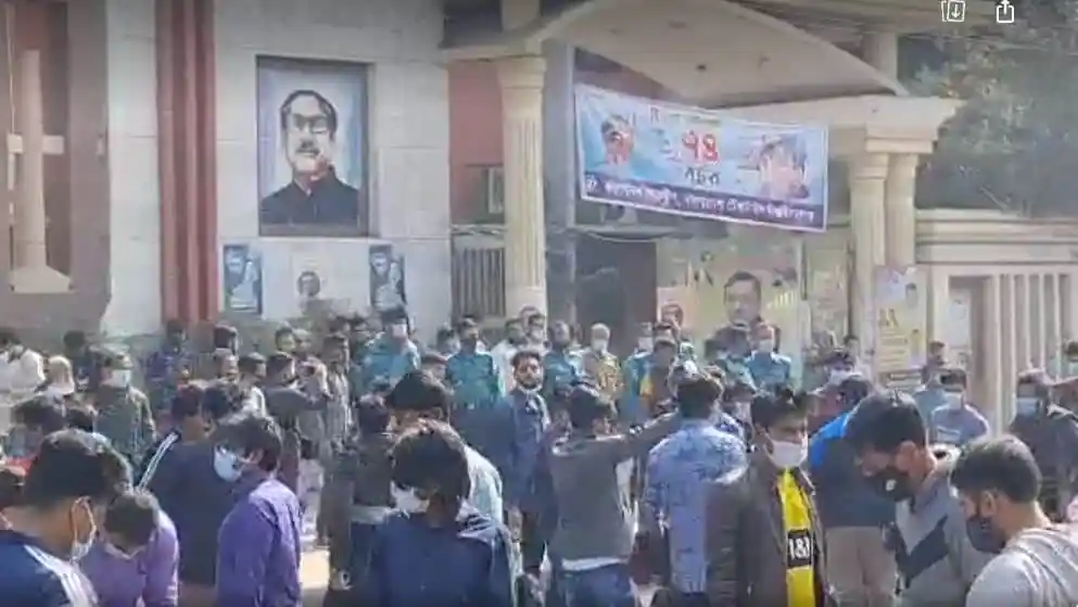 শিক্ষার্থীরা সড়ক অবরোধ করে প্রতিবাদ জানাচ্ছে. Channel i News - চ্যানেল আই নিউজ