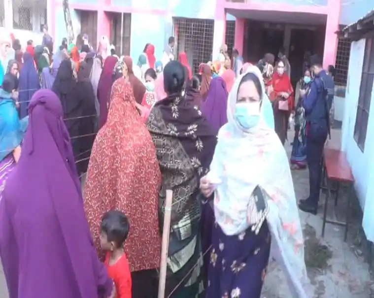 বিভিন্ন বয়সের ভোটাররা ভোট কেন্দ্রে উপস্থিত. Channel i News - চ্যানেল আই নিউজ