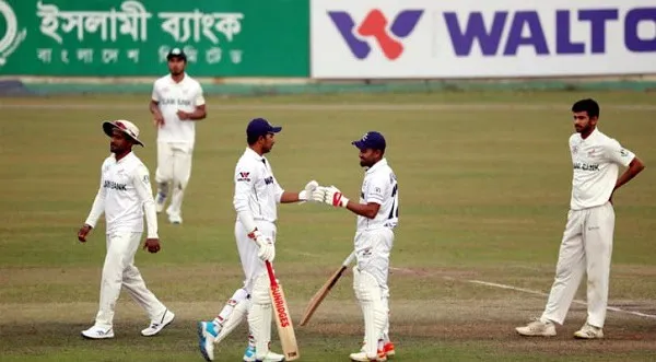 মিরপুরে বিসিএলের ফাইনাল খেলোয়াড়রা একে অপরের সাথে শুভেচ্ছা বিনিময় করছে. Channel i News - চ্যানেল আই নিউজ