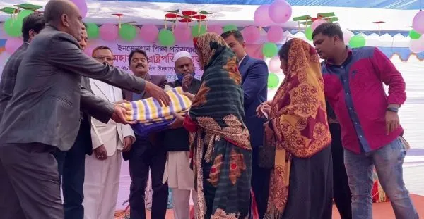 রাষ্ট্রপতির জন্মদিন উদযাপন কিশোরগঞ্জে, অতিথিরা উপহার প্রদান করছেন. Channel i News - চ্যানেল আই নিউজ