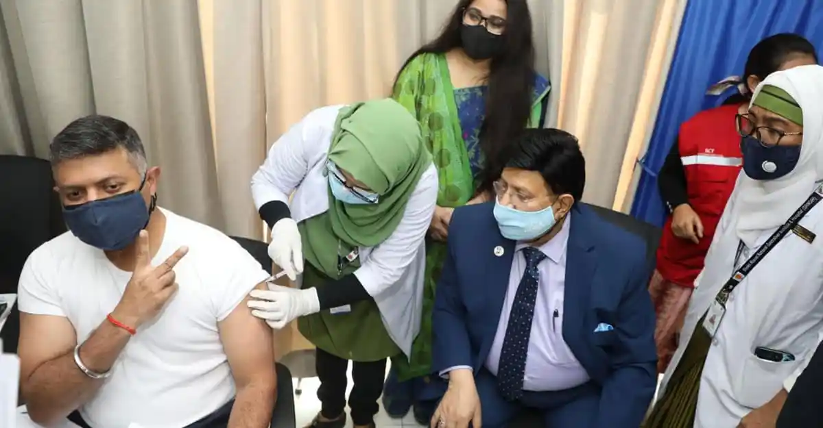 বাংলাদেশি নাগরিকের কোভিড টিকা নেওয়ার সময় ছবি. Channel i News - চ্যানেল আই নিউজ