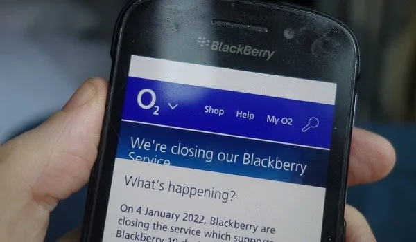BlackBerry ফোনে ব্ল্যাকবেরি পরিষেবা বন্ধের ঘোষণা দেখাচ্ছে. Channel i News - চ্যানেল আই নিউজ