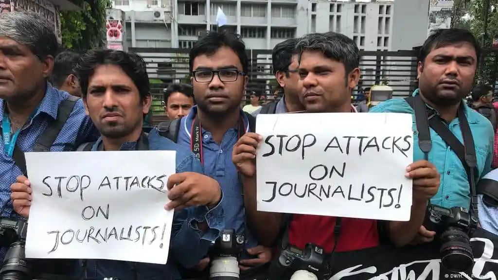 সাংবাদিকরা হামলার বিরুদ্ধে প্রতিবাদ জানাচ্ছেন. Channel i News - চ্যানেল আই নিউজ