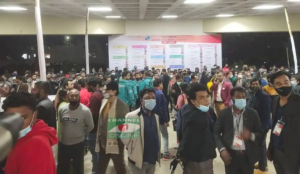 বাংলাদেশের নাগরিকেরা একটি বড় ইভেন্টে অংশগ্রহণ করছে, সবাই মাস্ক পরা. Channel i News - চ্যানেল আই নিউজ