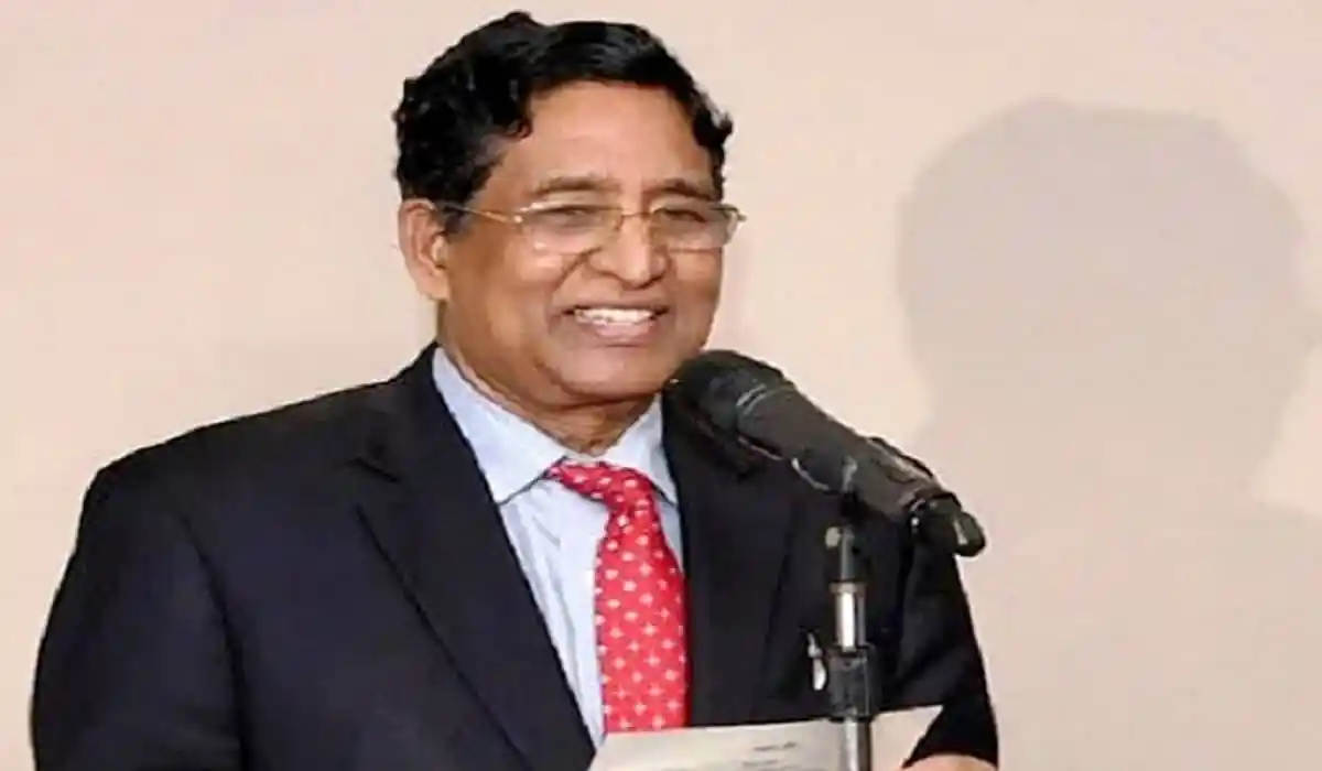 বাংলাদেশের একজন নেতা বক্তৃতা দিচ্ছেন, পেশাদার পোশাক পরা. Channel i News - চ্যানেল আই নিউজ