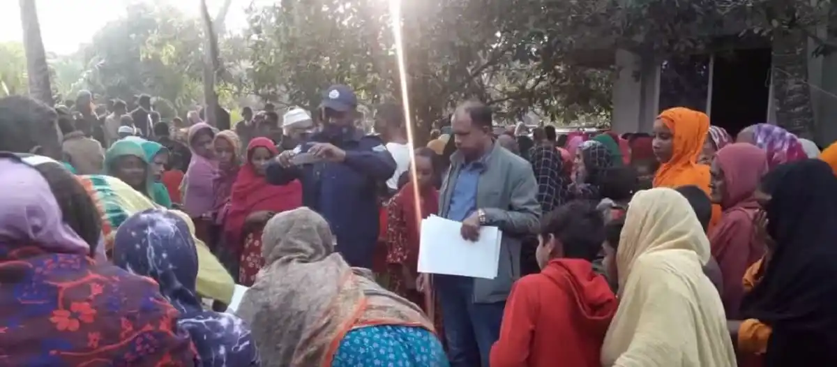 জনসমাগমের মধ্যে ট্রাকের চাপায় মা-ছেলের মৃত্যু. Channel i News - চ্যানেল আই নিউজ
