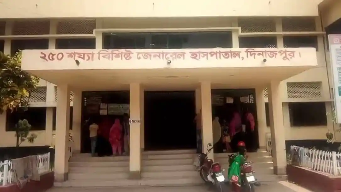 দিনাজপুরের হাসপাতালের প্রবেশদ্বার, যেখানে নবজাতক চুরির ঘটনা ঘটেছে. Channel i News - চ্যানেল আই নিউজ