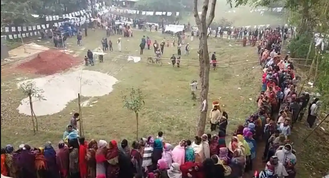 মানিকগঞ্জে ভোটকেন্দ্রে ভোটারদের দীর্ঘ লাইন, নির্বাচন চলমান. Channel i News - চ্যানেল আই নিউজ