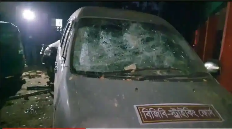 বগুড়ায় নির্বাচনী সহিংসতার ঘটনায় ক্ষতিগ্রস্ত গাড়ি, ভাঙচুরের চিহ্ন. Channel i News - চ্যানেল আই নিউজ