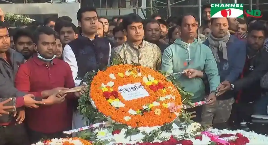 ছাত্রলীগের সদস্যরা বঙ্গবন্ধুর প্রতিকৃতিতে শ্রদ্ধা নিবেদন করছে।. Channel i News - চ্যানেল আই নিউজ