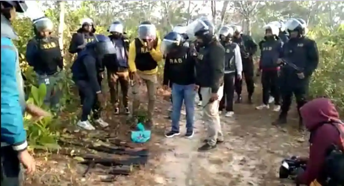 রোহিঙ্গা গ্রেফতার অভিযানে আইনশৃঙ্খলা বাহিনী ও রোহিঙ্গারা. Channel i News - চ্যানেল আই নিউজ