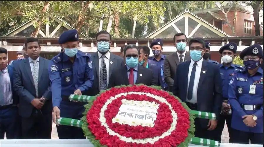 প্রধান বিচারপতি হাসান ফয়েজ সিদ্দিকী জাতির পিতার সমাধিতে শ্রদ্ধা নিবেদন করছেন. Channel i News - চ্যানেল আই নিউজ