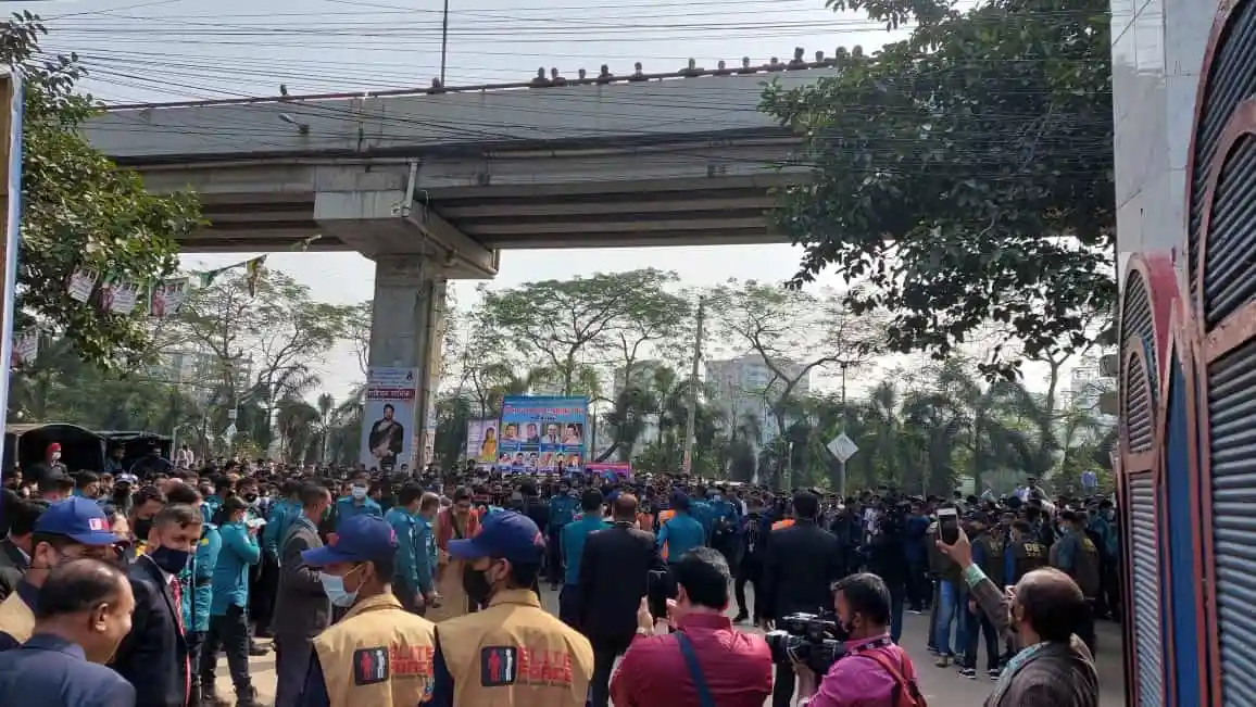 এফডিসিতে উপচেপড়া ভিড়, শিল্পী সমিতির নির্বাচন চলমান. Channel i News - চ্যানেল আই নিউজ