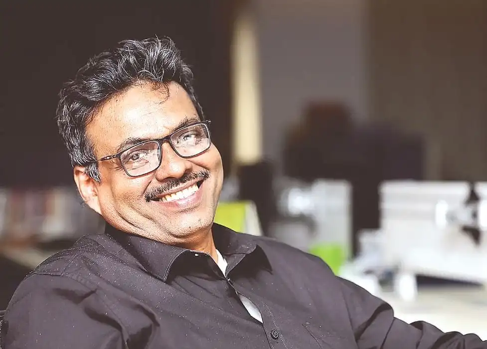 আনন্দিত ব্যক্তি হাসিমুখে ক্যামেরার দিকে তাকাচ্ছেন. Channel i News - চ্যানেল আই নিউজ
