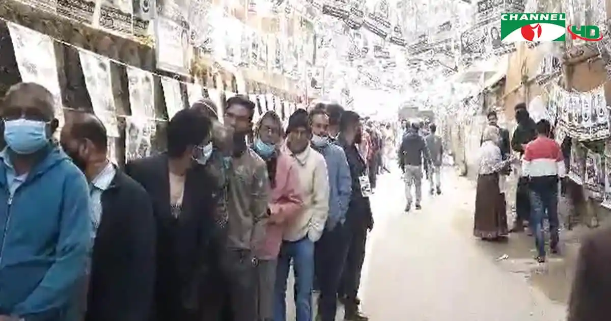 নারায়ণগঞ্জে ভোটাররা শীত ও কুয়াশা উপেক্ষা করে লাইনে দাঁড়িয়ে. Channel i News - চ্যানেল আই নিউজ