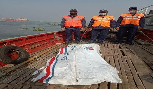 নদীর তীর থেকে মরদেহ উদ্ধার, উদ্ধারকর্মীরা ঘটনাস্থলে উপস্থিত. Channel i News - চ্যানেল আই নিউজ