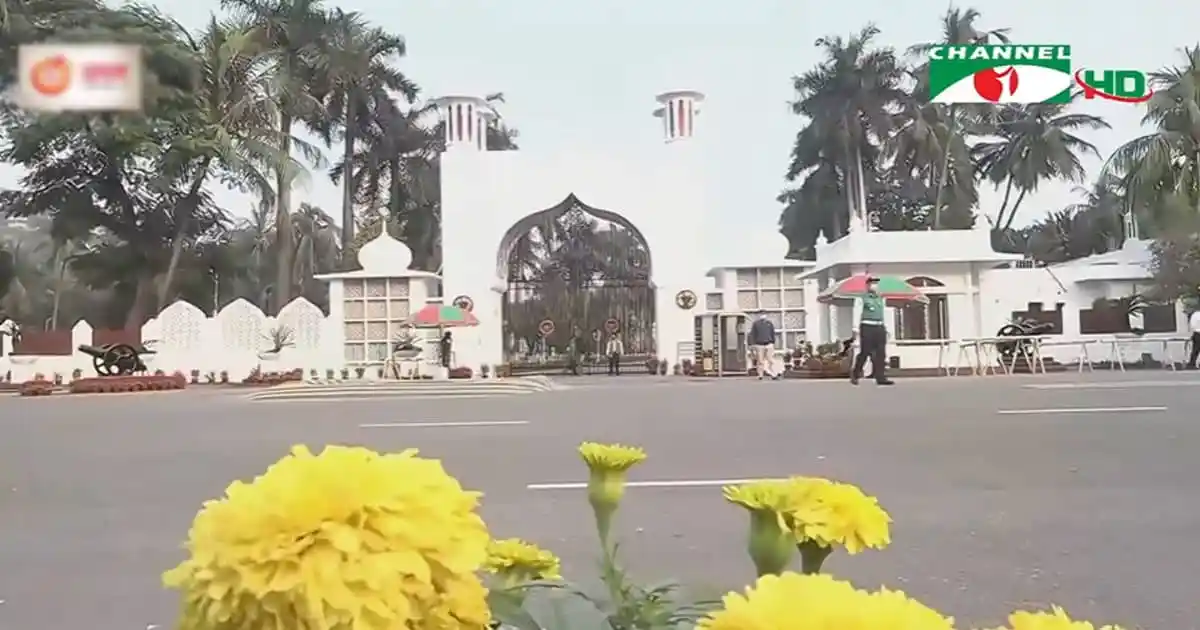 রাজধানীর ঐতিহাসিক সোহরাওয়ার্দী উদ্যানে জনসমাগম।. Channel i News - চ্যানেল আই নিউজ