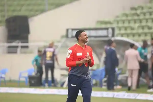 সাকিব আল হাসান ৪০০ উইকেটের মাইলফলকে পৌঁছেছেন, ক্রিকেট মাঠে উদযাপন।. Channel i News - চ্যানেল আই নিউজ