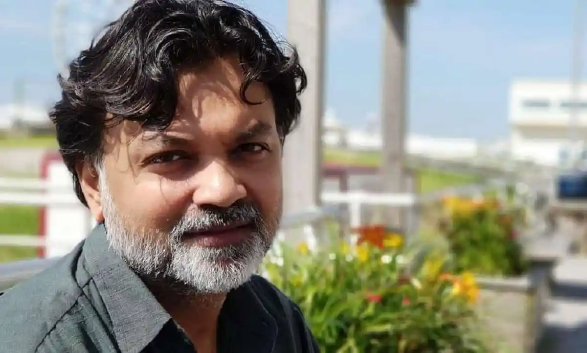 সৃজিতের করোনায় আক্রান্ত হওয়ার ছবি, তিনি হাস্যোজ্জ্বল মুখে ক্যামেরার দিকে তাকাচ্ছেন. Channel i News - চ্যানেল আই নিউজ