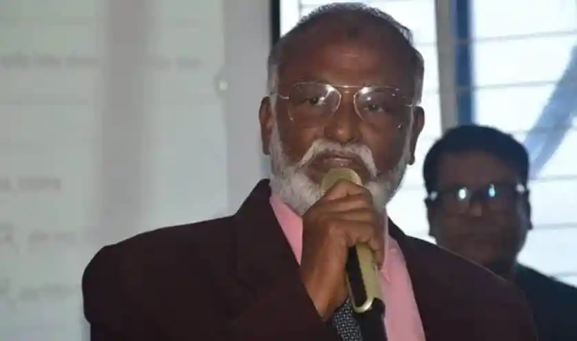 তৈমুর বক্তৃতা দিচ্ছেন, পেছনে অন্য ব্যক্তি দেখা যাচ্ছে. Channel i News - চ্যানেল আই নিউজ