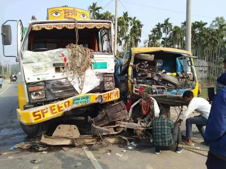 ট্রাক ও পিকআপ ভ্যানের মুখোমুখি সংঘর্ষ, আহত ও ক্ষতিগ্রস্ত যানবাহন. Channel i News - চ্যানেল আই নিউজ