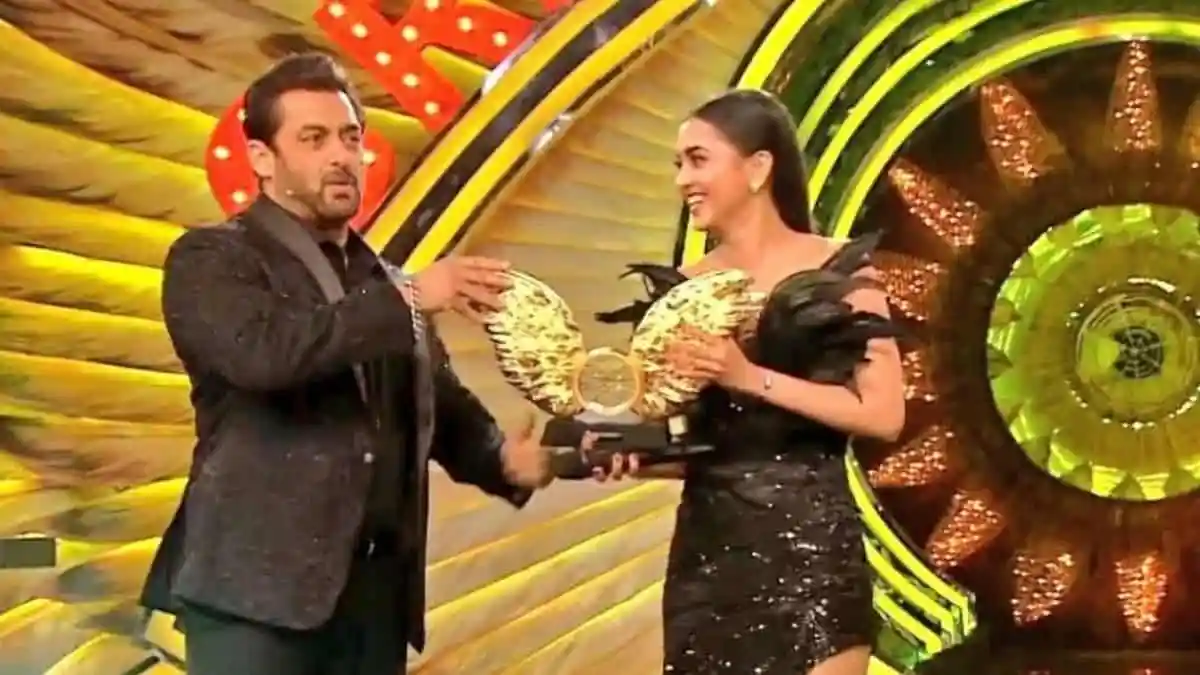 তেজস্বী বিগ বসের মুকুট গ্রহণ করছেন, আনন্দিত ও গর্বিত. Channel i News - চ্যানেল আই নিউজ